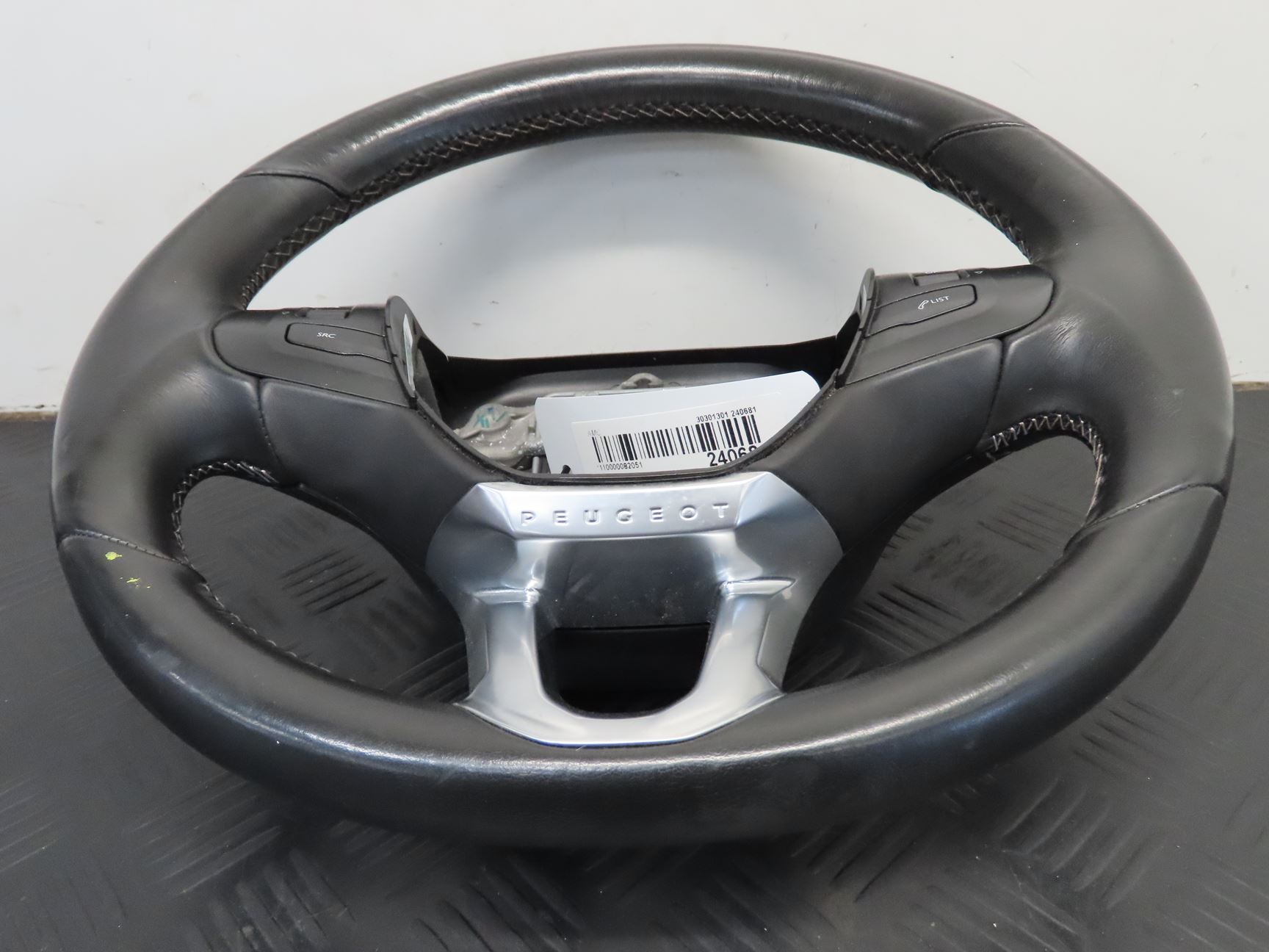 VOLANT DE DIRECTION 4 - Auto Moto Center